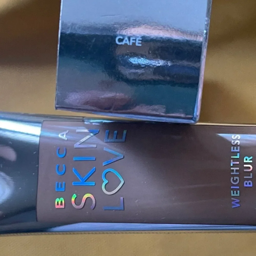 BECCA Skin Love Weightless Blur Foundation